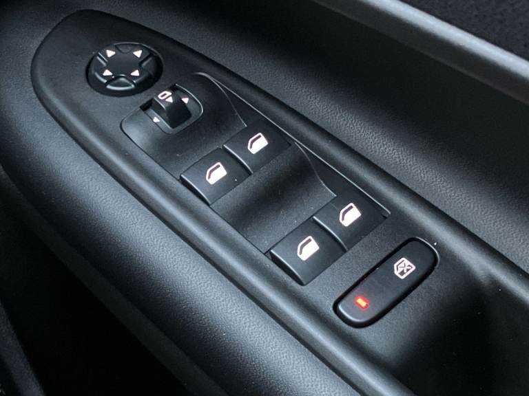 2025 Jeep Avenger 1.2 e-Hybrid Summit 5dr DCT Hatchback PETROL Automatic