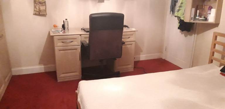 Large double room close to L&D hospital 