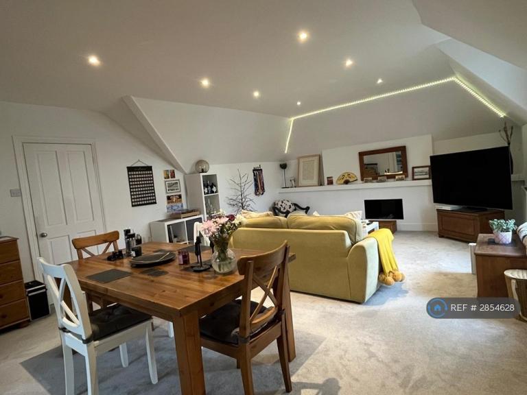2 bedroom flat in Shooters Hill Road, London, SE3 (2 bed) (#2854628)