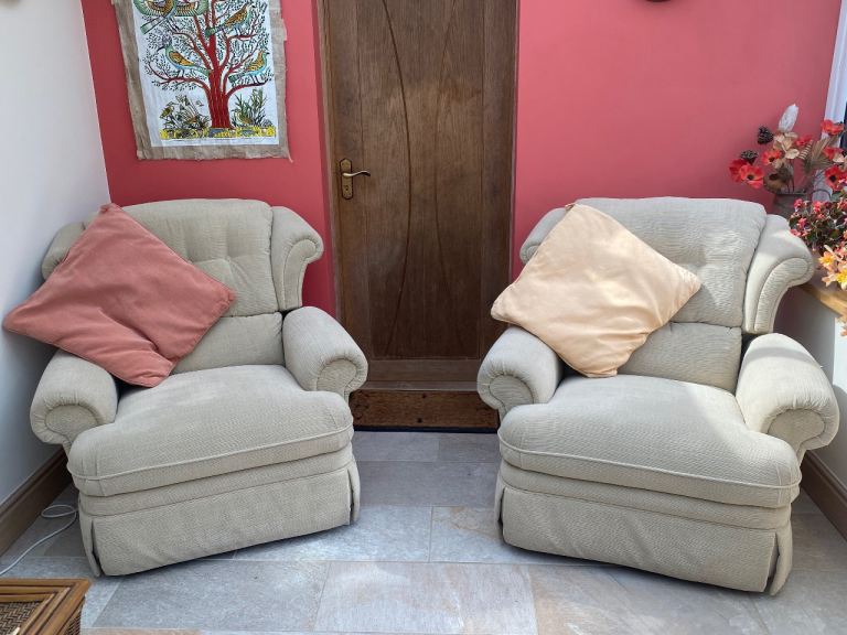 2 Reclining Armchairs
