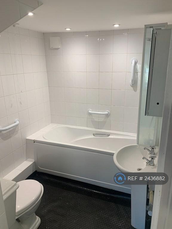 4 bedroom flat in Devonport Road, Plymouth, PL3 (4 bed) (#2436882)