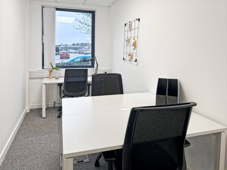 Broxburn - EH52 5AU \ Private Office Rental with a 5-Desk Setup