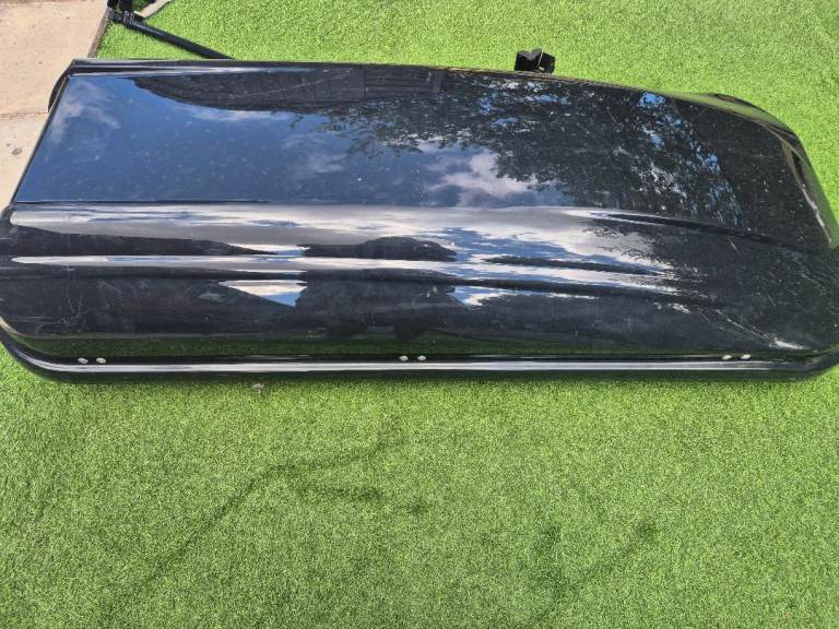 Roof box and bars 