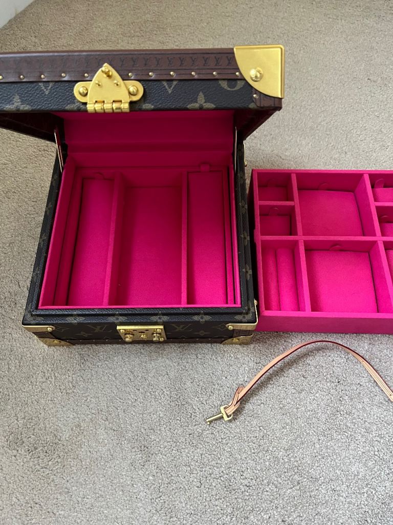 Jewellery box with brown &beige logo 