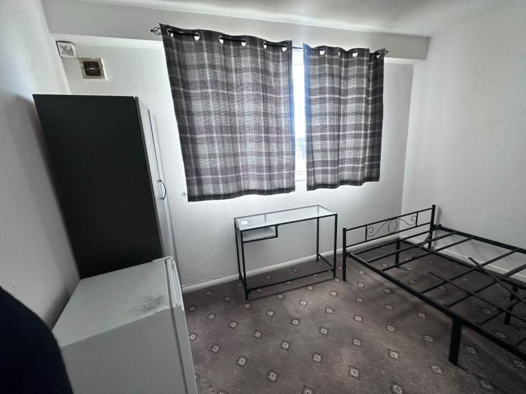 Double room, couples welcome - £800 pcm bills included - Ilford IG2