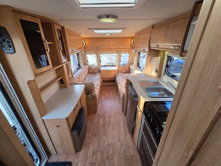 Lunar Quasar 462 2010 Lightweight 2 Berth Touring Caravan