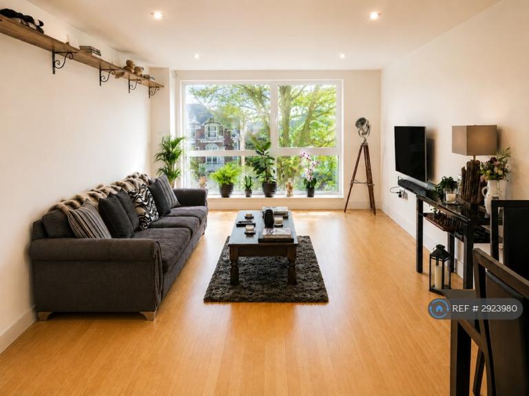 1 bedroom flat in Chiswick High Road, London, W4 (1 bed) (#2923980)