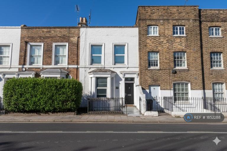 2 bedroom flat in Wandsworth Road, London, SW8 (2 bed) (#1852288)