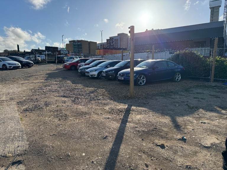 Secure yard to rent in Luton