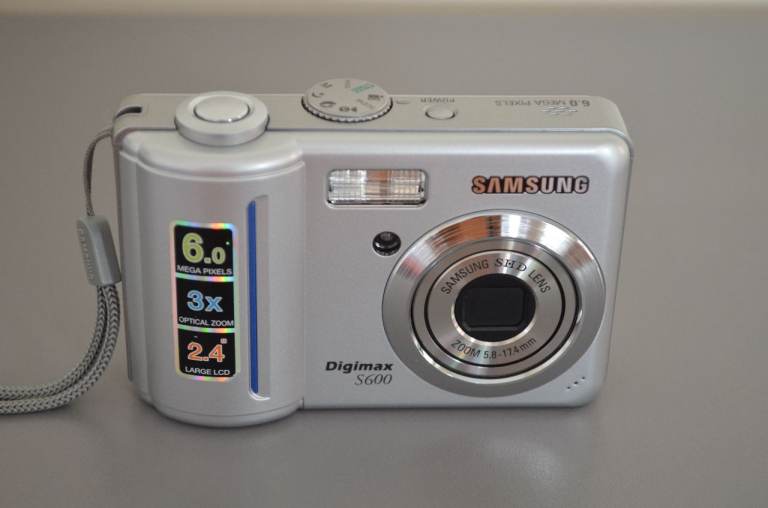 Digital Camera Samsung Digimax S600 with 6 mega pixels – post or collect