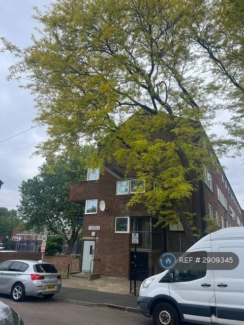 4 bedroom flat in Gainsborough Avenue, London, E12 (4 bed) (#2909345)