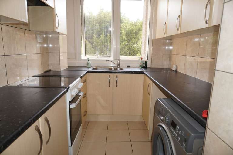 2 bedroom flat in Greenlaw Court, London