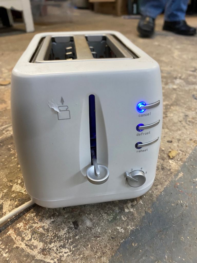 White 2-Slice Toaster – Good Condition