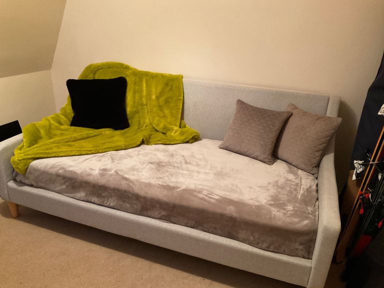 REDUCED - Daybed day bed single bed sofa