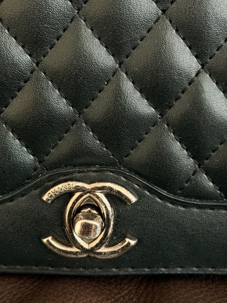 Pretty Chanel crossbody bag black