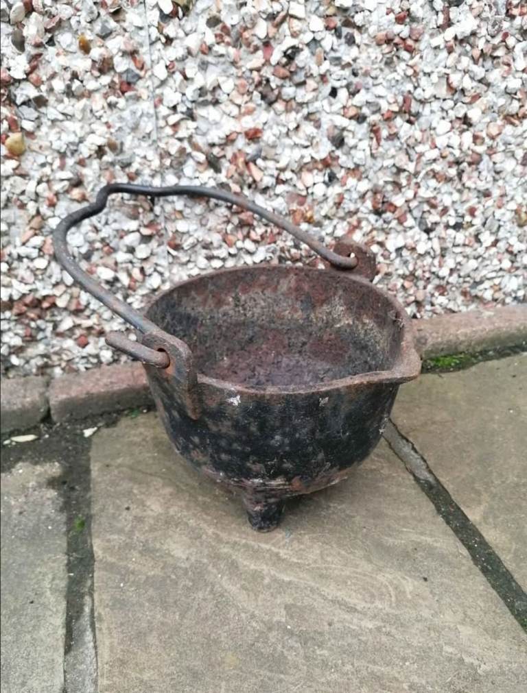Cast Iron Cauldron / Pot