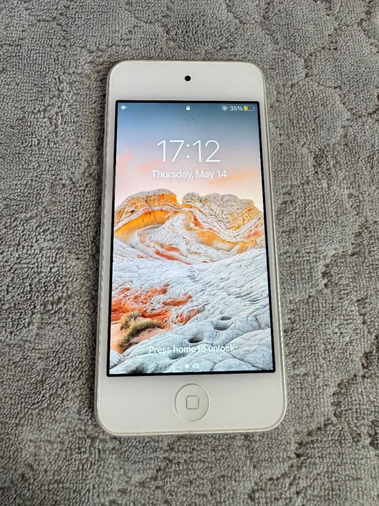 Apple iPod Touch 7th Generation 32GB — Silver/White — Mint / Open Box Used Twice