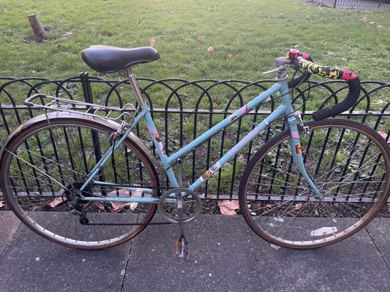 Adult racing Triumph bike 5 speed in good condition fully functional  700 C wheel size 