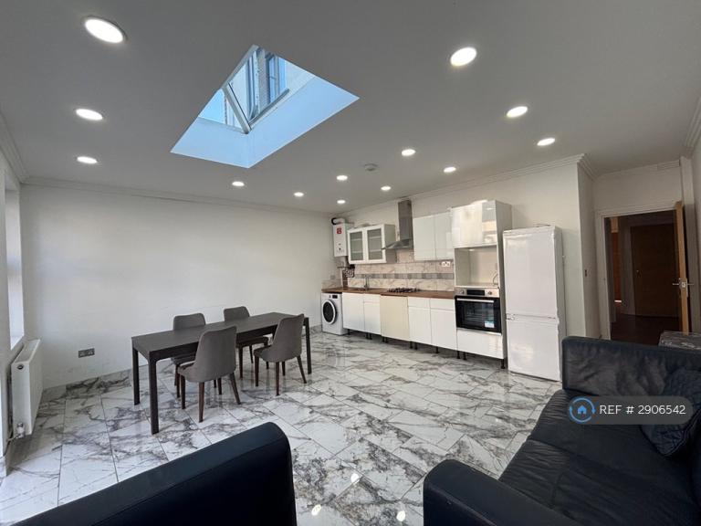 2 bedroom flat in Ilford, Ilford, IG1 (2 bed) (#2906542)