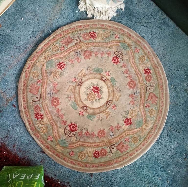 Round carpet 3ft (91cm) capet with a foral pattern. good pile.