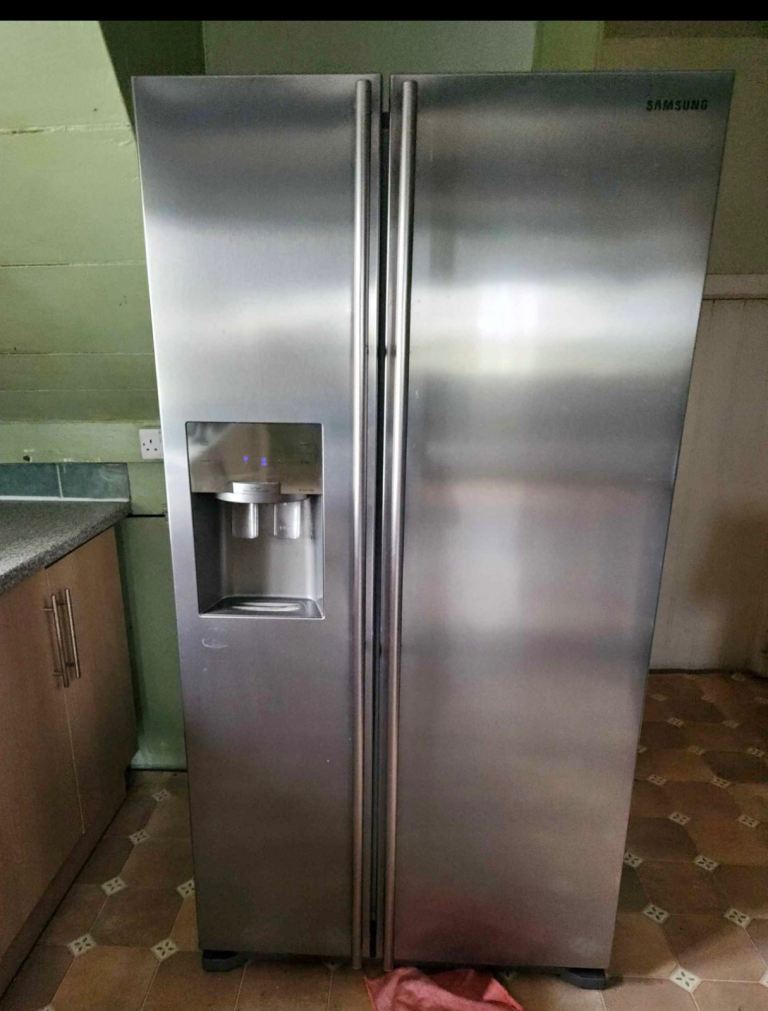 Samsung American Fridge Freezer with Ice Maker and Water Dispenser