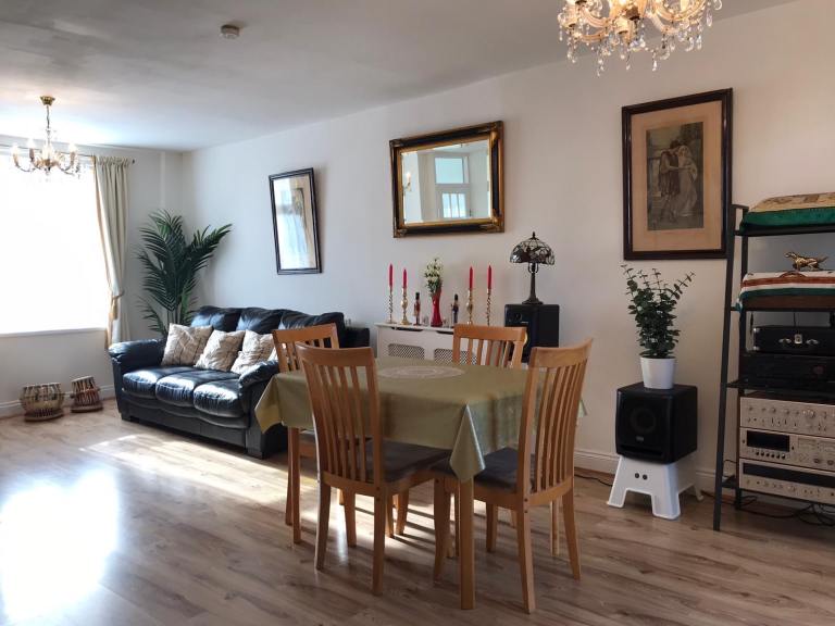 Spacious room to rent sharing with 1 person in house with garden £800 pcm Available Now!