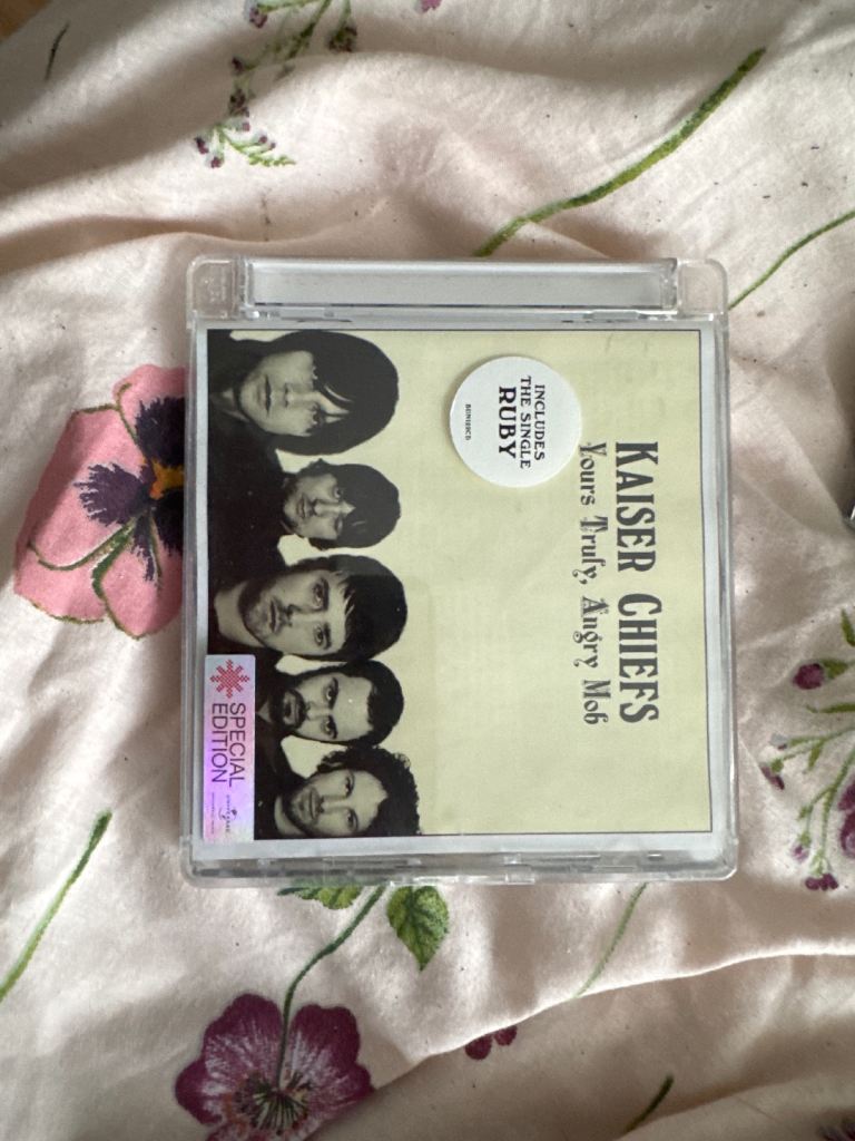 Kaiser chiefs, Yoirs truly, Angry Mob