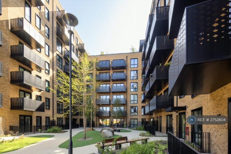 1 bedroom flat in Middle Road, London, W7 (1 bed) (#2752804)