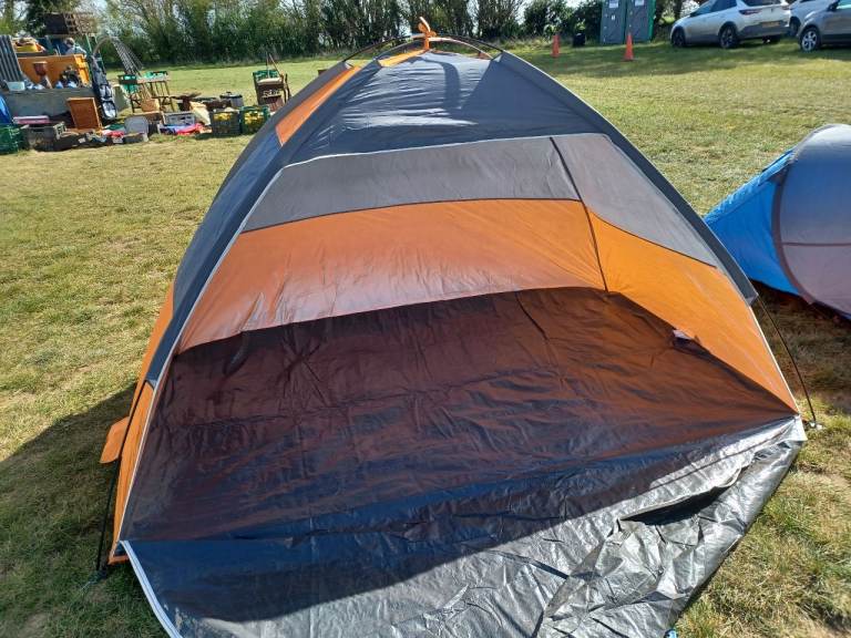 Beach shelter/Fishing bivvy with zip-up front + pegs & carrycase.  New