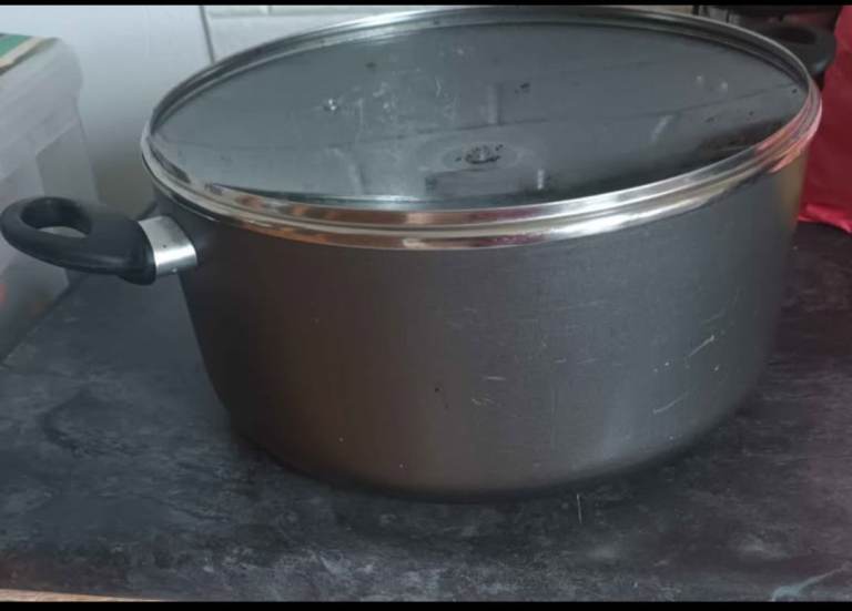 2 large Cooking Pots at a discount