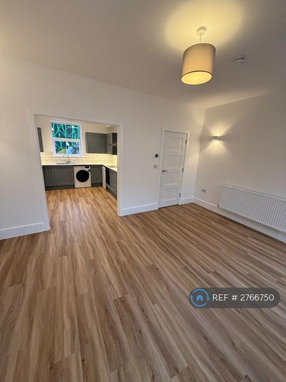 3 bedroom flat in The Broadway, London, SW19 (3 bed) (#2766750)