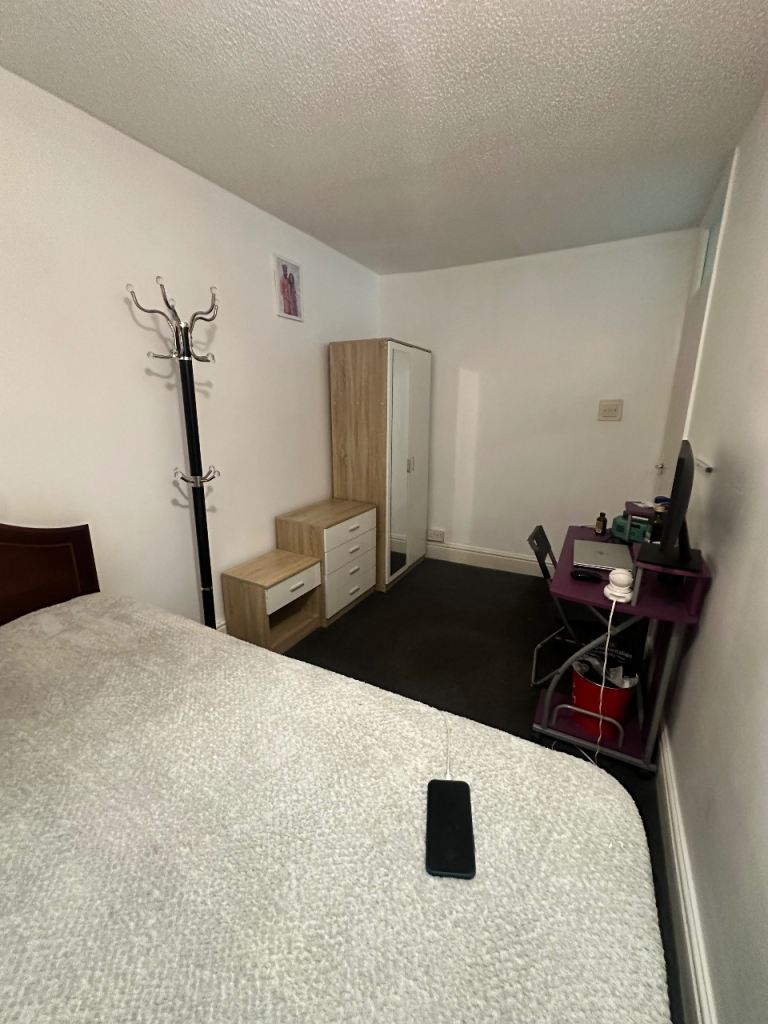Double Bed in a Shared 2 Bedroom House