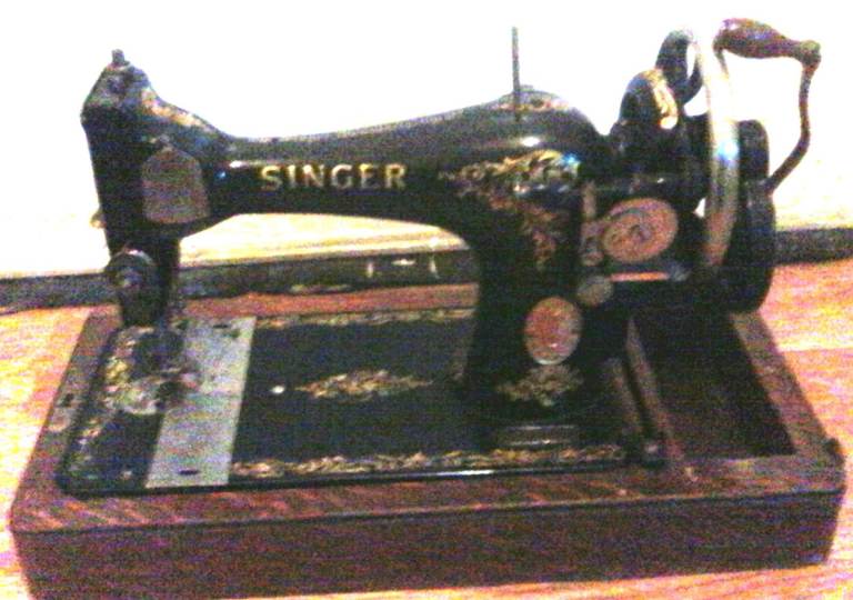 VINTAGE SINGER HAND CRANK SEWING MACHINE, MODEL 726242