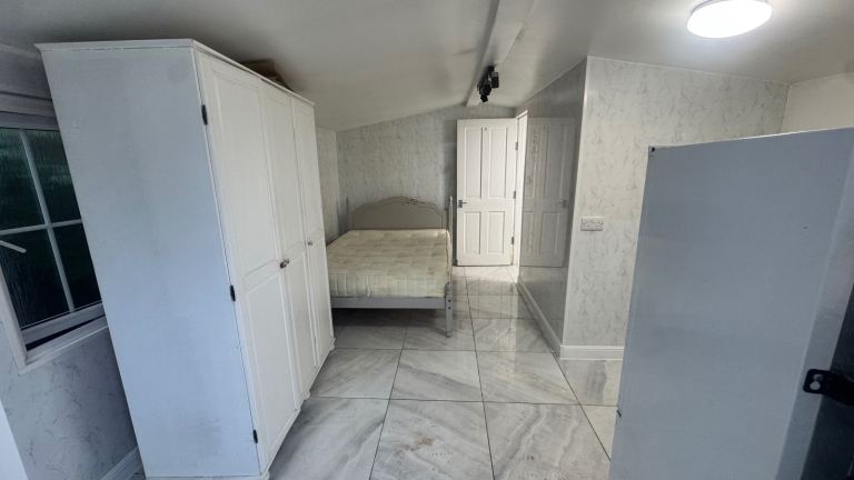 studio flat to let in Feltham (TW13)