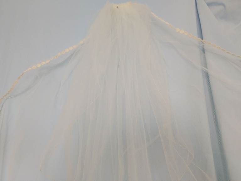 Long double wedding veil. (Ref: WVDW2500)