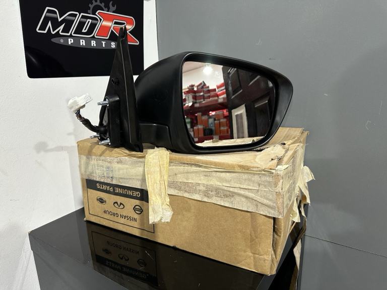 NISSAN JUKE F15 DRIVER SIDE FRONT WING MIRROR ASSEMBLY - 96301-HM04A - NEW