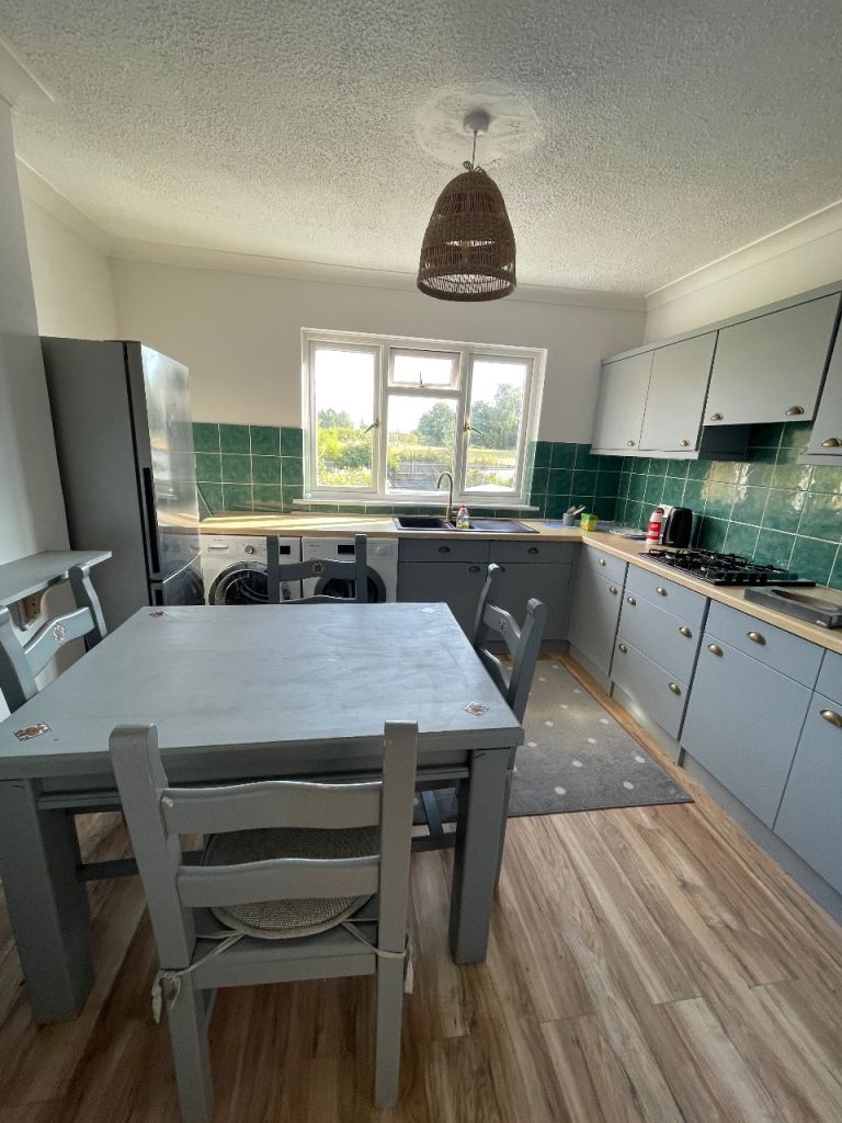 A bright single bed room GU4 8HQ