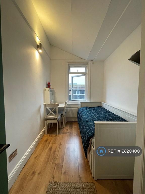 Studio flat in Clapham Park Road, London, SW4 (#2820400)
