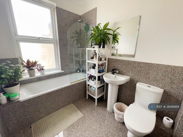 2 bedroom flat in Wellmeadow Road, London, SE6 (2 bed) (#2846669)