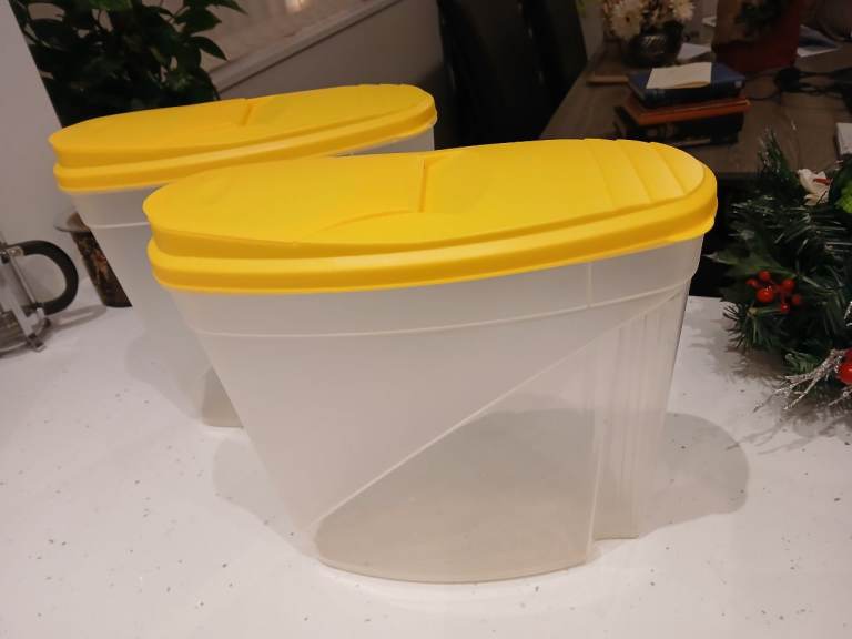 2x food containers  as new