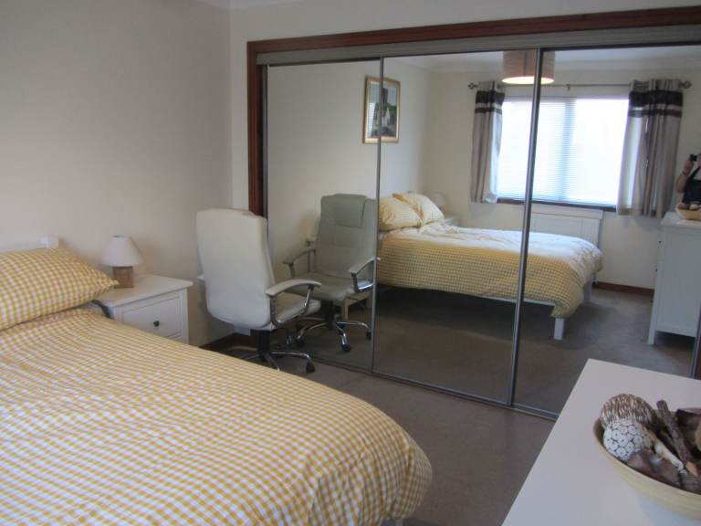 ROOM TO LET IN MODERN BUNGALOW (KIRKCALDY) NOT EDINBURGH