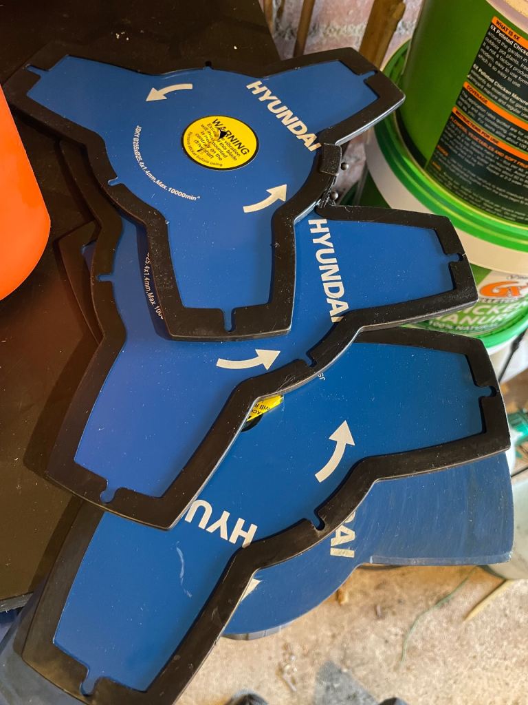 hyundai bushcutter blades x4 one  used