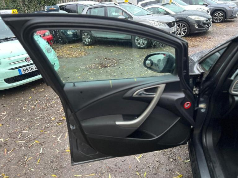 2011 Vauxhall Astra 1.6i 16V Exclusiv 5dr Auto HATCHBACK PETROL Automatic