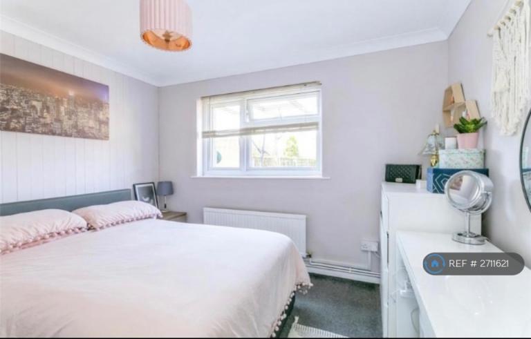 2 bedroom flat in Cumberland Avenue, Maidstone, ME15 (2 bed) (#2711621)