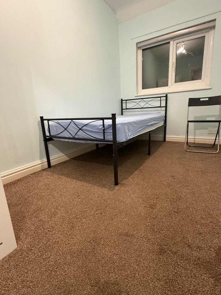 Decent size cozy room to rent in B34