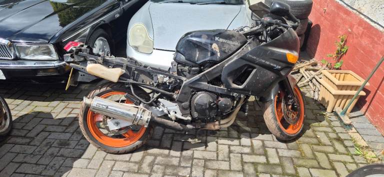 Kawasaki ZZR600 breaking for spares