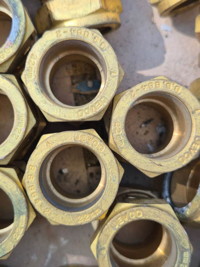 22mm straight brass connectors.