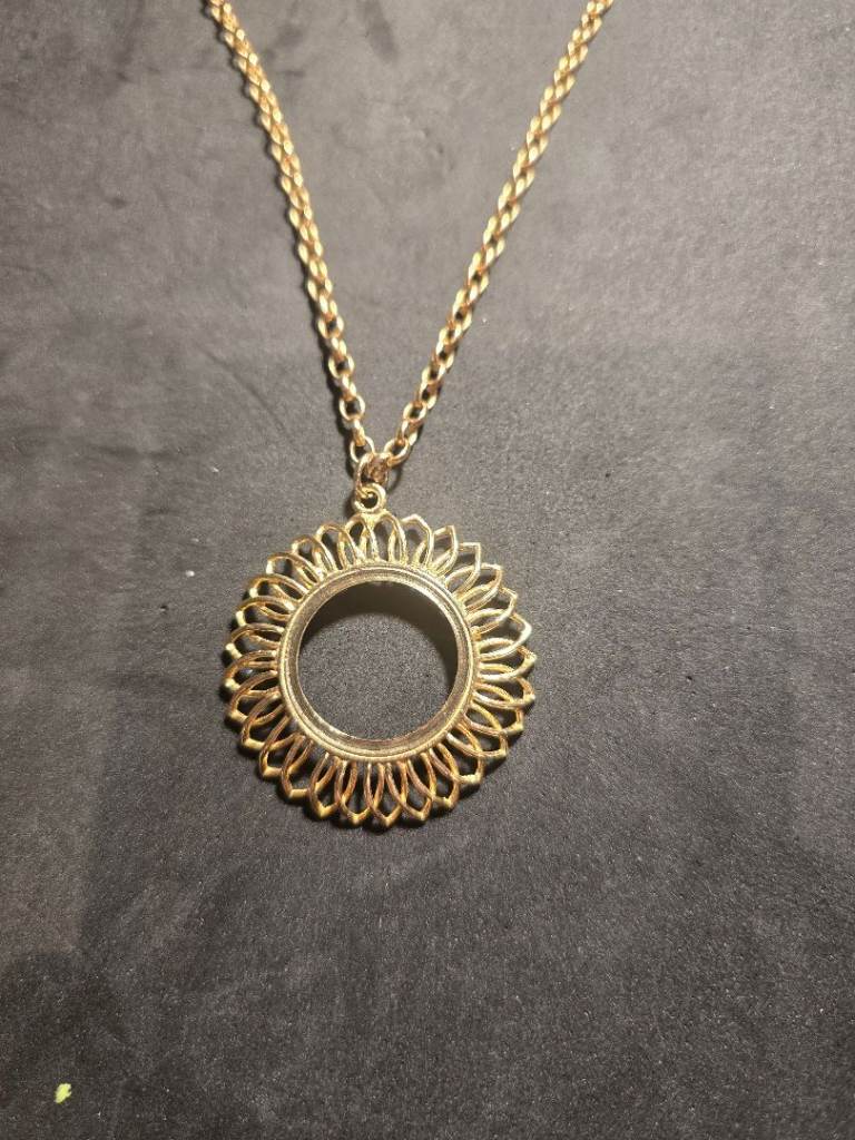 9ct gold chain and sovereign pendant 