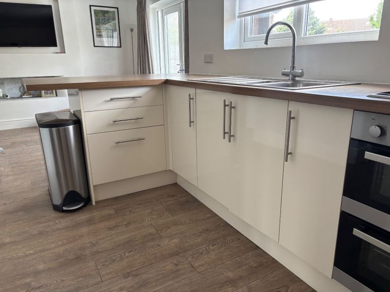 Kitchen with Lamona appliances