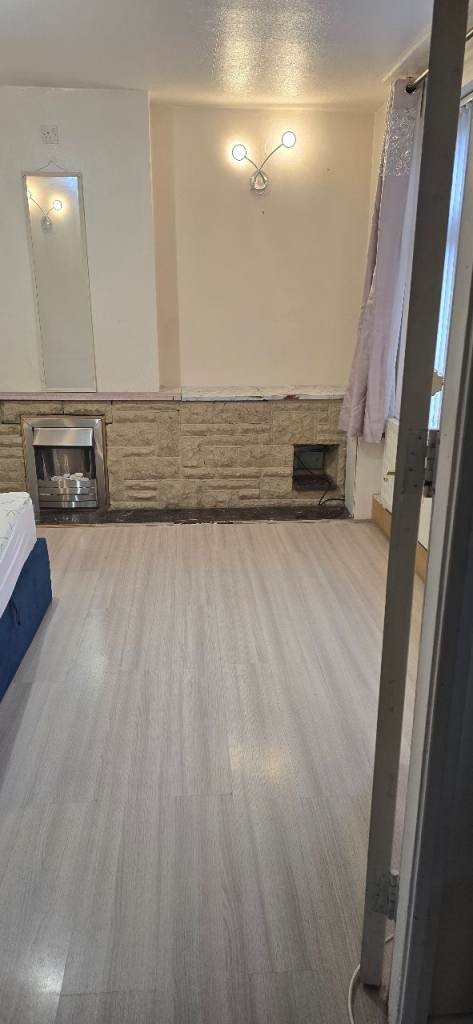 Big double bedroom available for couple or two girls.